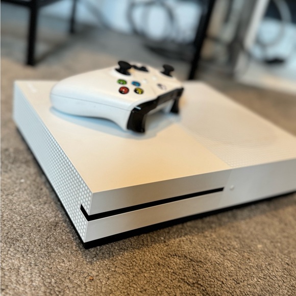 Xbox One S 1 TB White Console with Controller - Picture 3 of 5
